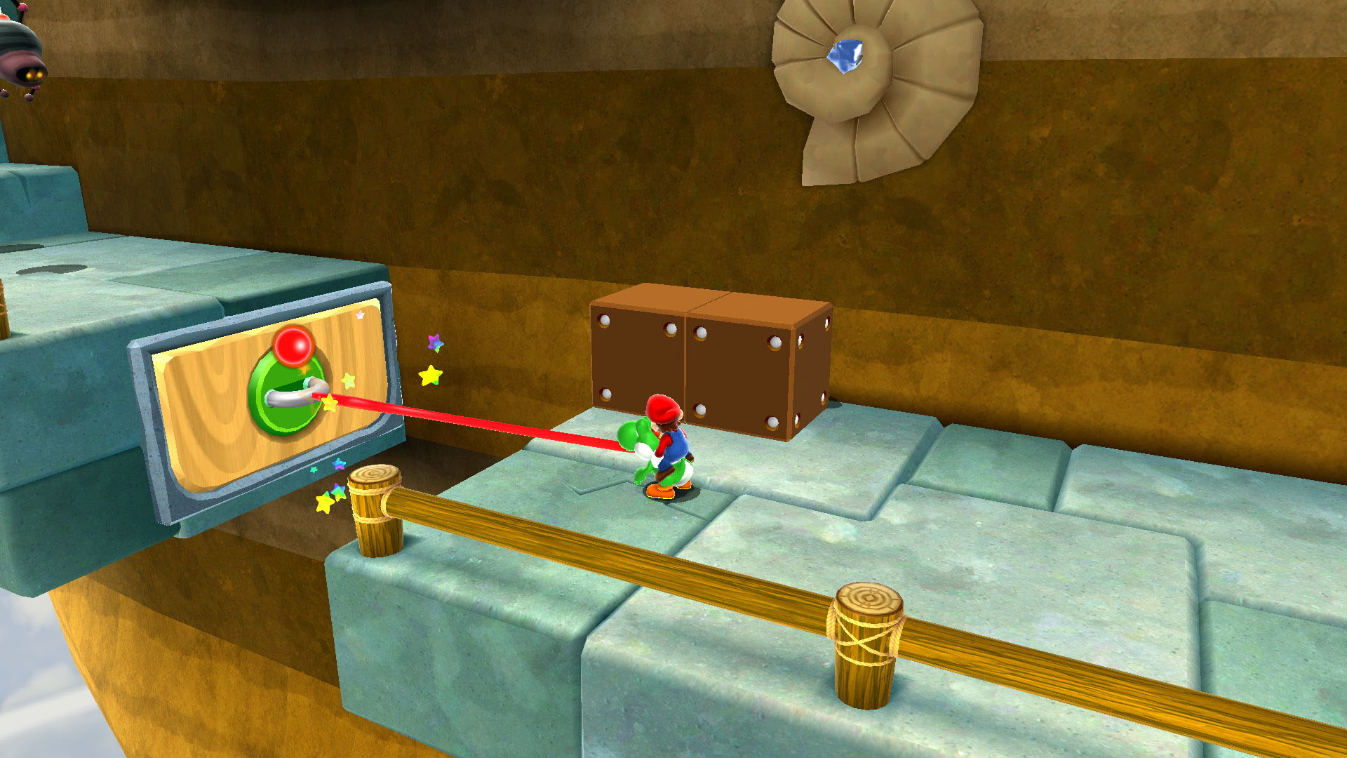 Yoshi ve Mario bir anahtarın yakınında. Kırmızı bir lazer anahtardan kahverengi bloklara doğru uzanır. Sahnede yıldızlar ve bir böcek var.