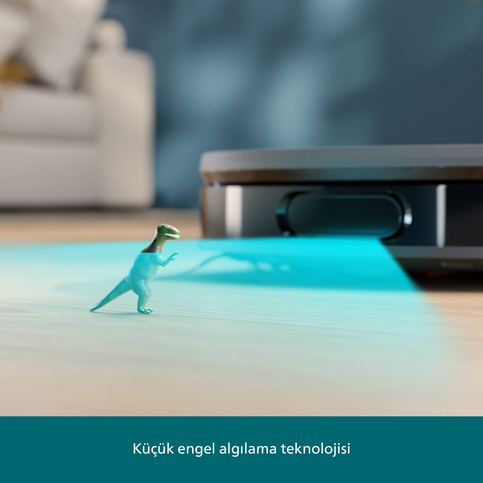 Oyuncak bir dinozor, mavi ışık yayan bir robot süpürgenin önünde duruyor. Arka planda bir kanepe var.