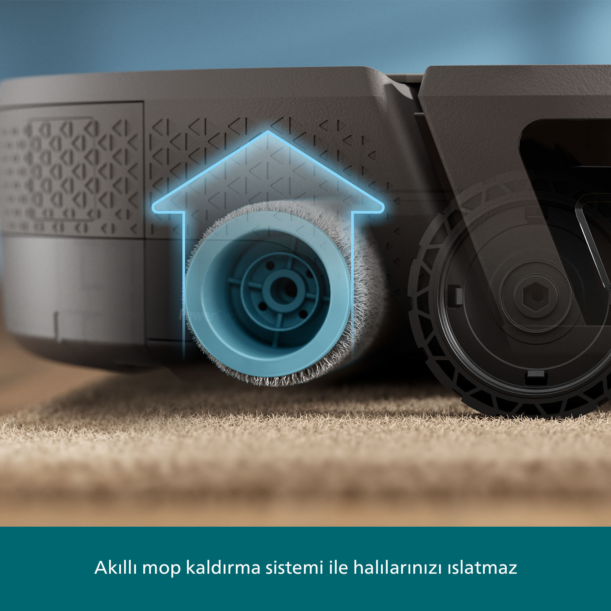 Robot süpürgenin yakın çekimi. Mavi bir ev simgesi, temizleme fırçasını vurgular. Arka plan bir halıdır.