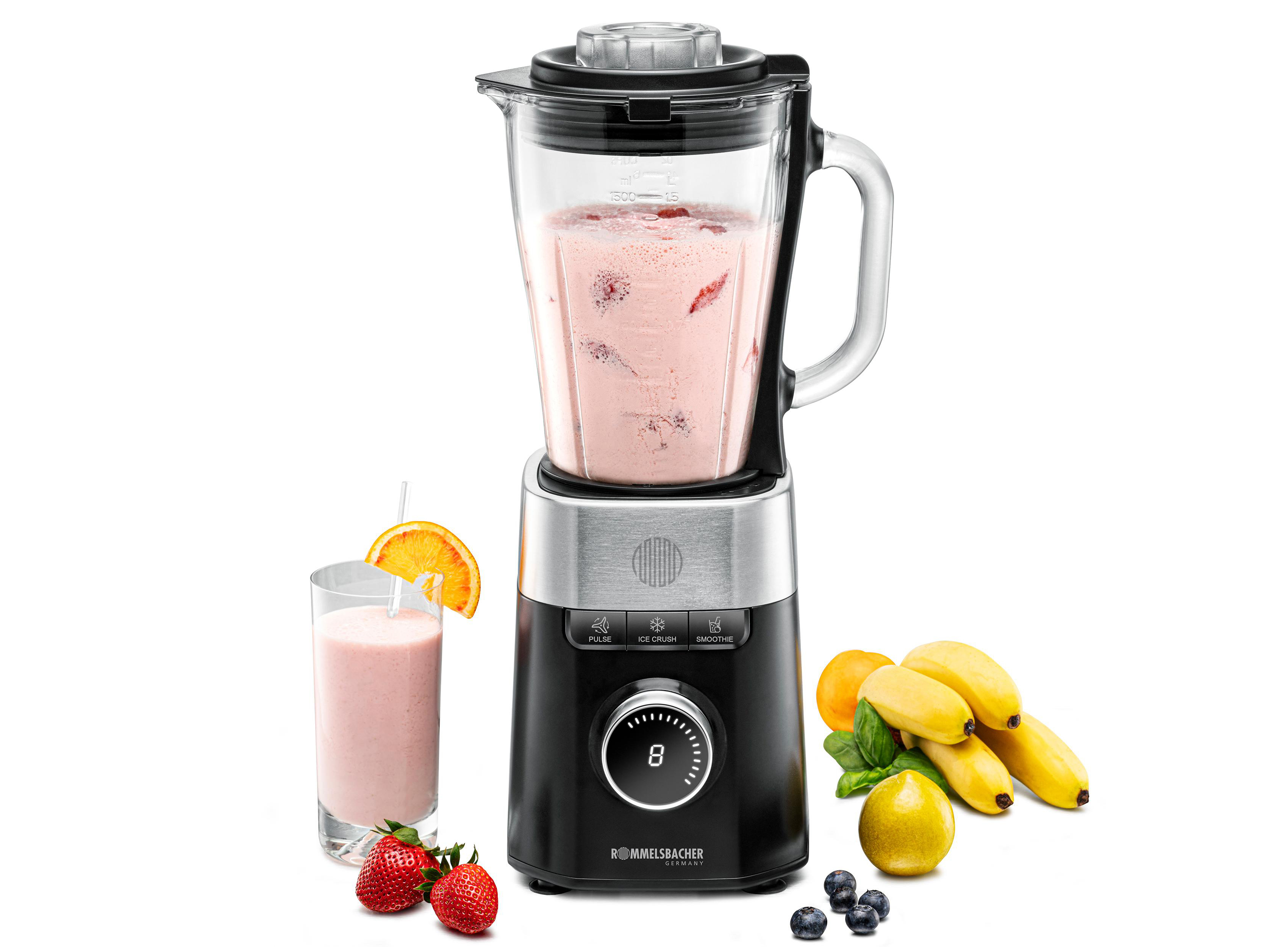 Ein Mixer mit Smoothie, ein Glas Smoothie, Erdbeeren und Früchte sind auf weißem Hintergrund abgebildet.
