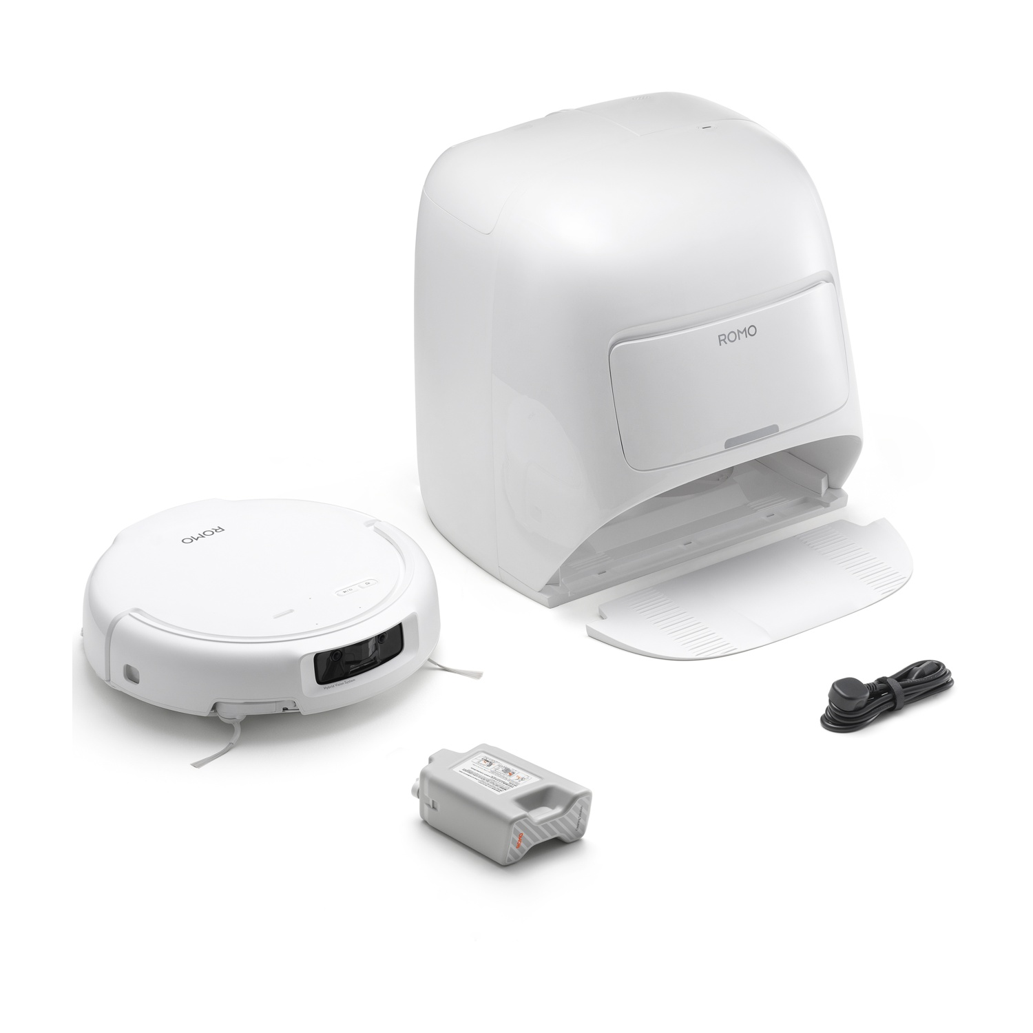 Un robot aspirapolvere bianco, una stazione di ricarica, una batteria e un cavo di alimentazione su sfondo bianco. Tutto bianco.