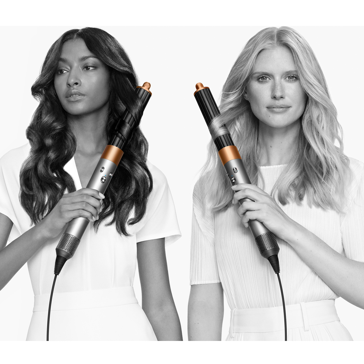 Twee vrouwen met verschillende haarkleuren houden haarstylers vast. Beide dragen witte jurken op een witte achtergrond.
