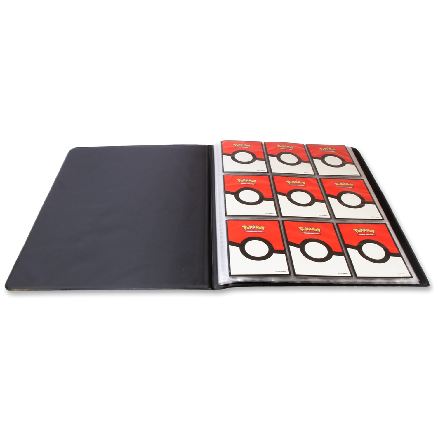 Classeur noir ouvert avec des cartes Pokémon visibles. Les cartes ont des dos rouges avec des cercles blancs.