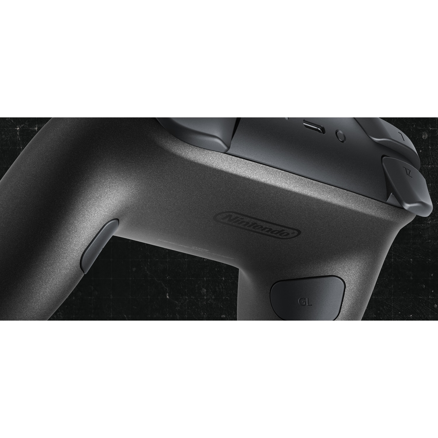 Close-up van een zwarte Nintendo-controller. Het Nintendo-logo is zichtbaar. Er zijn ook knoppen en triggers. Getextureerd oppervlak.