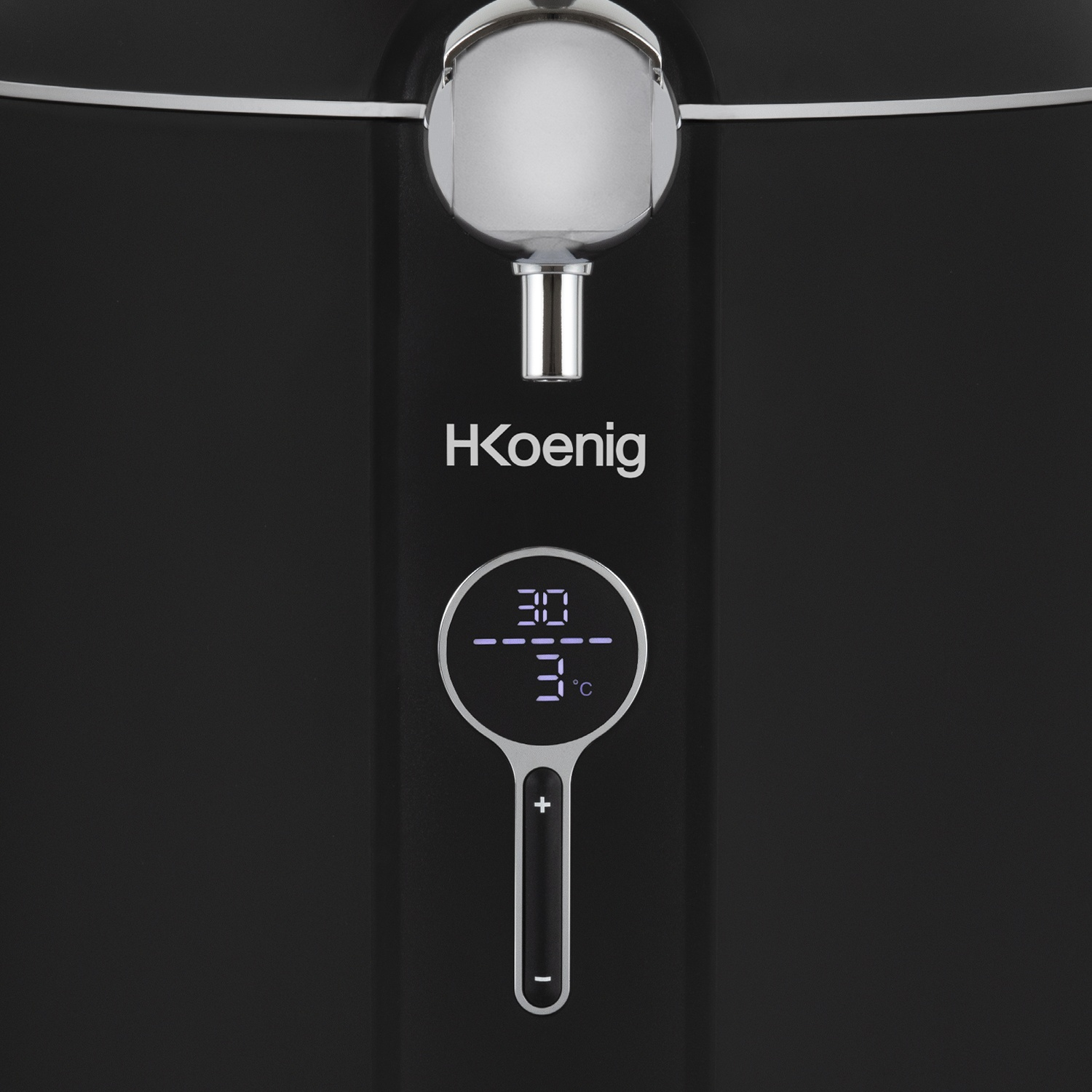 Primo piano di un distributore d'acqua nero con display digitale che mostra 33°C. Ha un rubinetto metallico e il marchio 'HKoenig'.