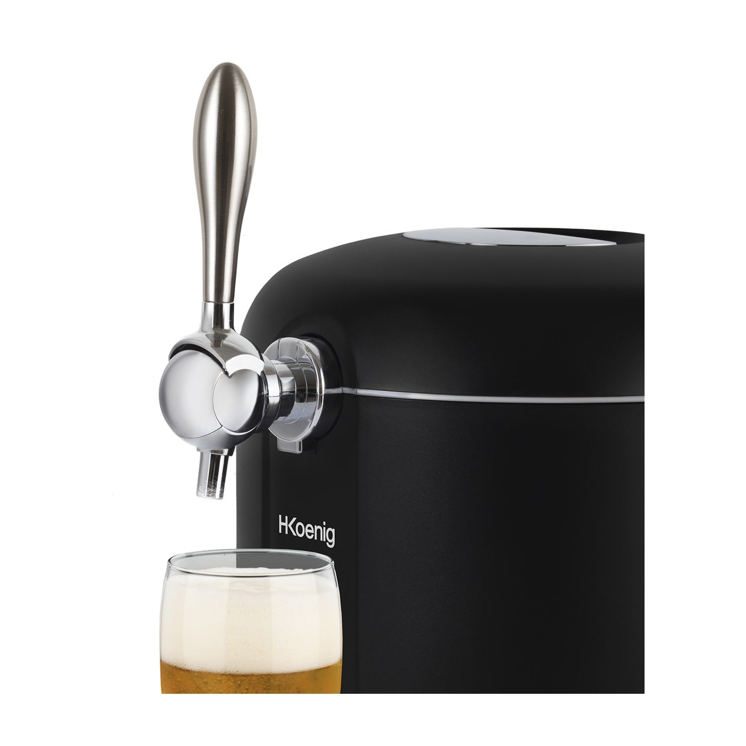 Un rubinetto della birra nero con manico argentato versa birra in un bicchiere. La birra ha una testa schiumosa. Il rubinetto è su un apparecchio nero.
