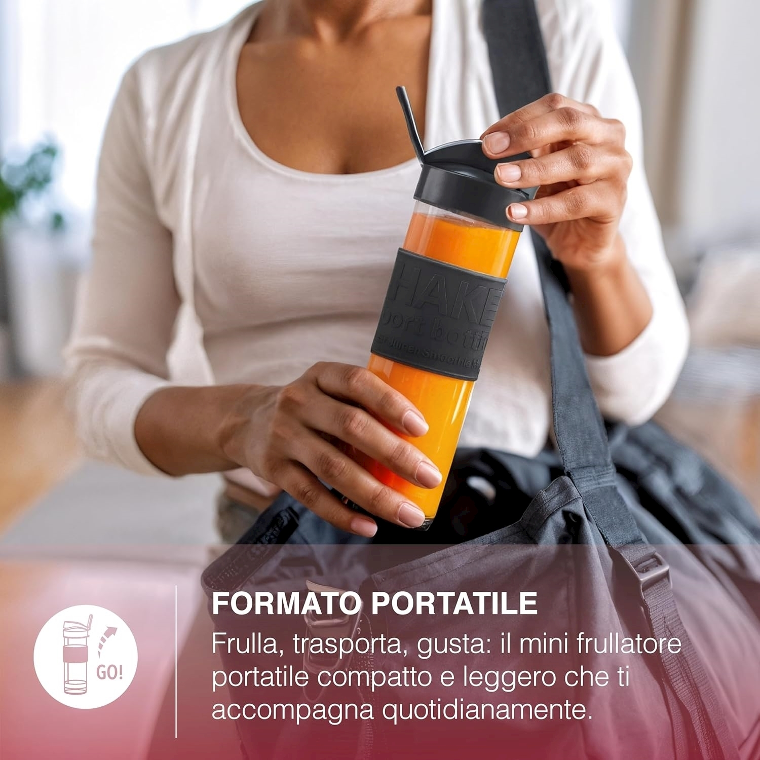 Una persona tiene in mano una bottiglia di succo d'arancia. La bottiglia è nera e trasparente. Una borsa nera è sulla spalla. Il testo è in italiano.