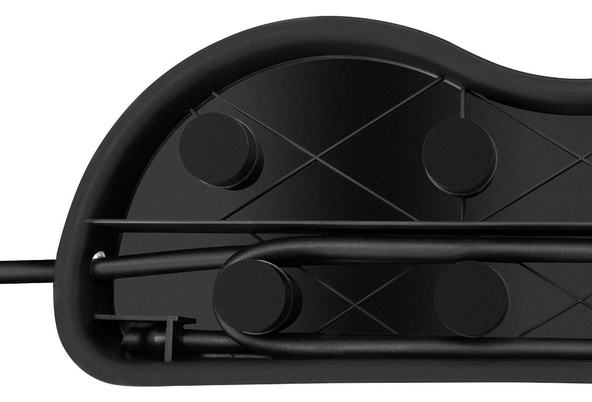 Zbliżenie czarnego, zakrzywionego obiektu. Ma wzorzystą powierzchnię z okręgami. Widoczne są metalowe pręty i konstrukcja wsporcza.