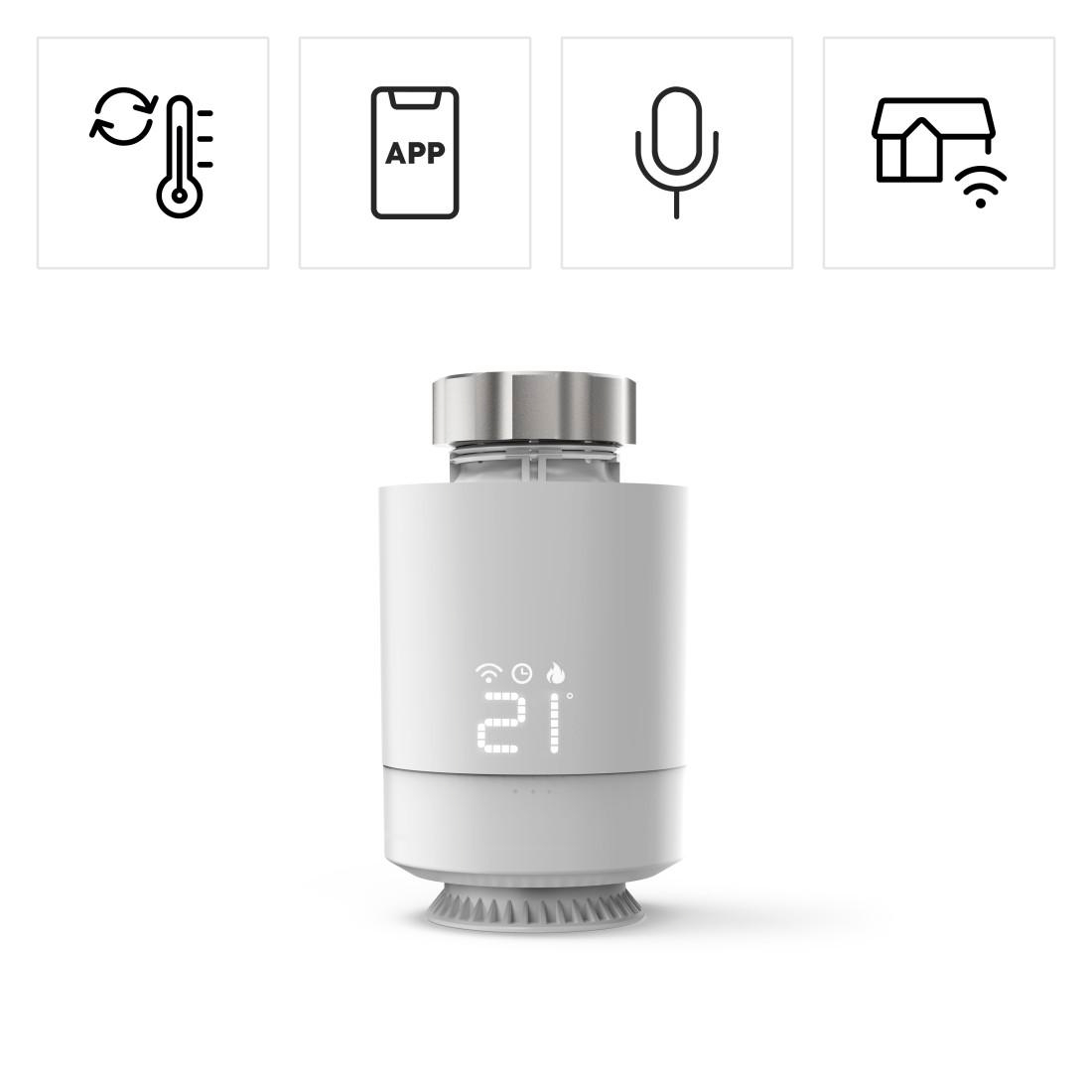 Ein weißer Smart-Thermostat mit Digitalanzeige, die 21 Grad anzeigt. Oben befinden sich vier Symbole: Temperatur, App, Mikrofon und Haus mit WLAN.