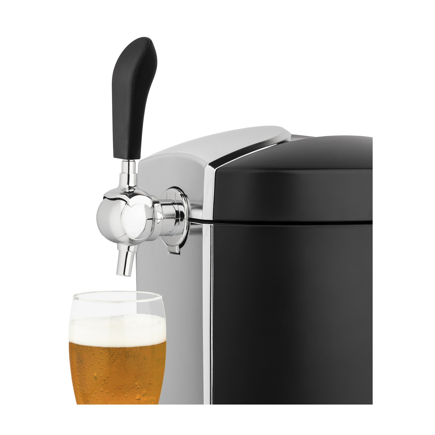 Un rubinetto per la birra con manico nero, dettagli cromati e un bicchiere di birra con schiuma. Il rubinetto eroga birra nel bicchiere.