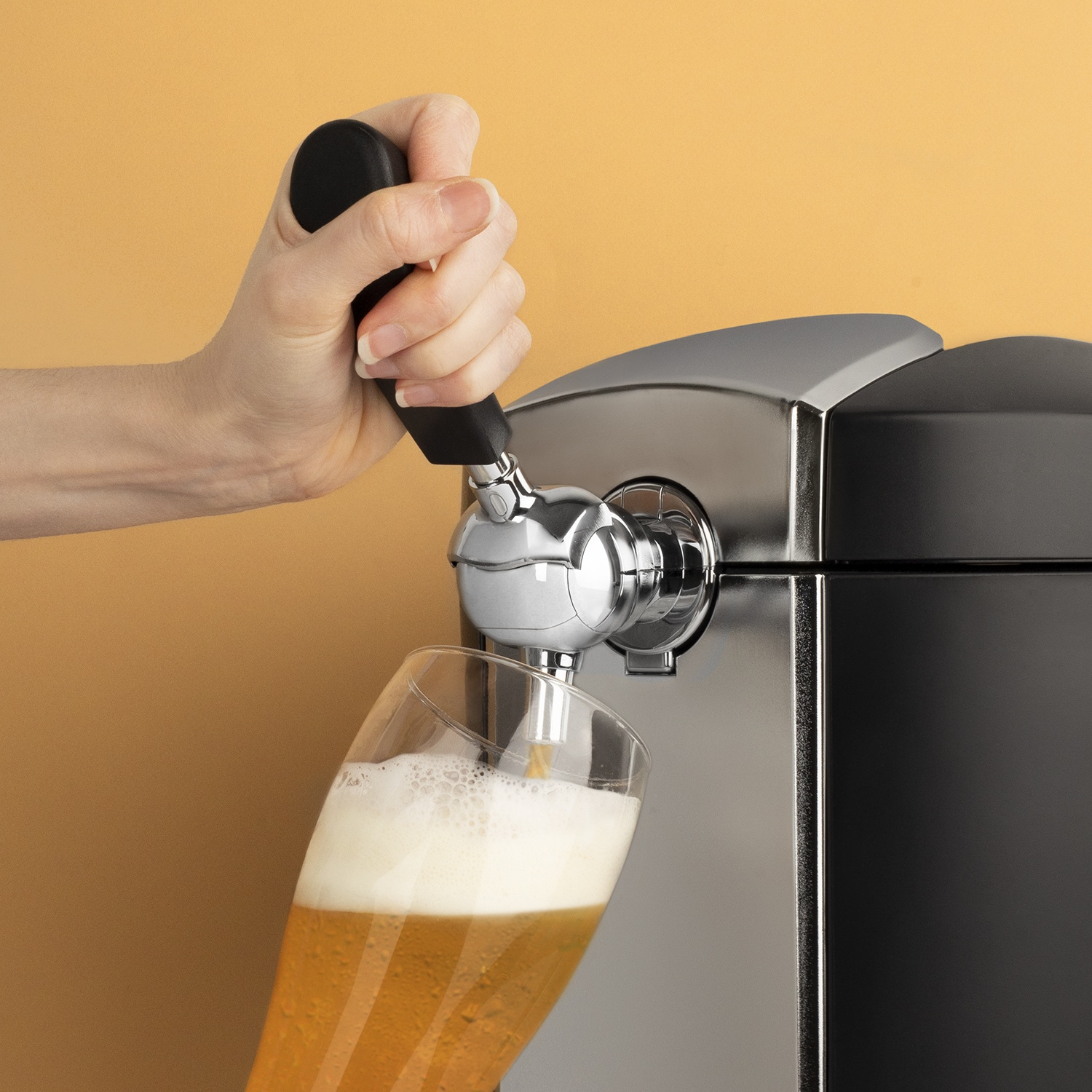 Una mano tira un rubinetto, versando birra in un bicchiere. La birra è dorata, con schiuma. Lo sfondo è giallo.