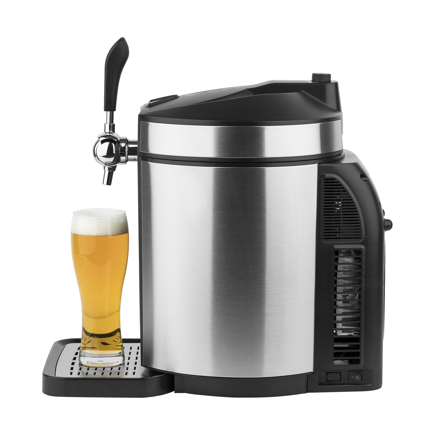 Un distributore di birra argentato con un rubinetto nero e un bicchiere di birra. La birra ha schiuma. Il distributore ha una base e una parte superiore nere.