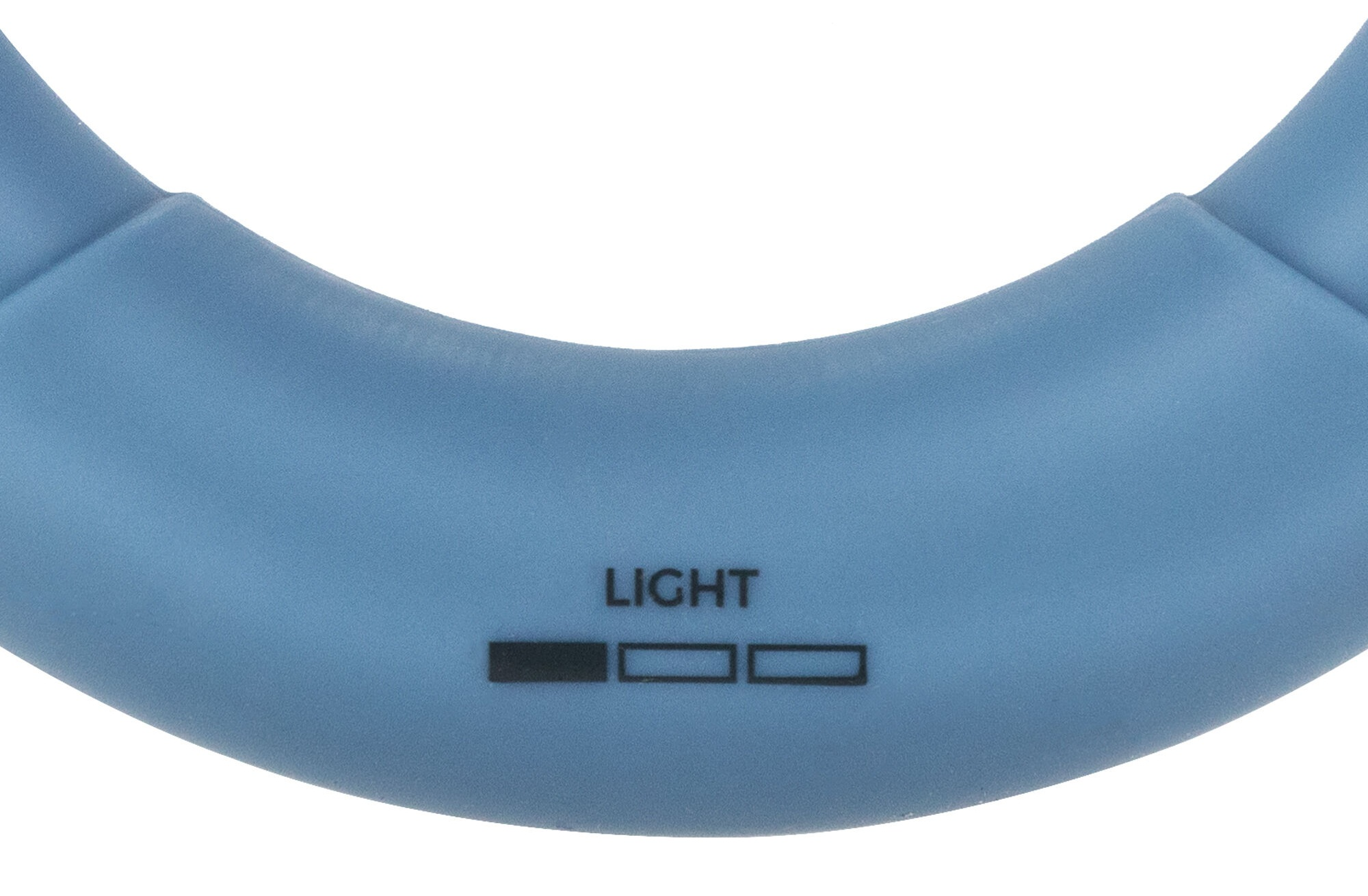 Zbliżenie jasnoniebieskiego zakrzywionego obiektu. Słowo 'LIGHT' i trzy prostokąty są widoczne na powierzchni.