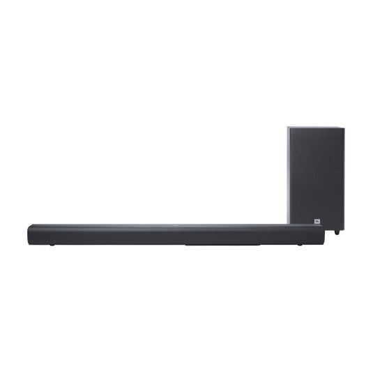 Egy fekete soundbar és mélynyomó fekete háttér előtt. A soundbar hosszú és téglalap alakú. A mélynyomó egy doboz.