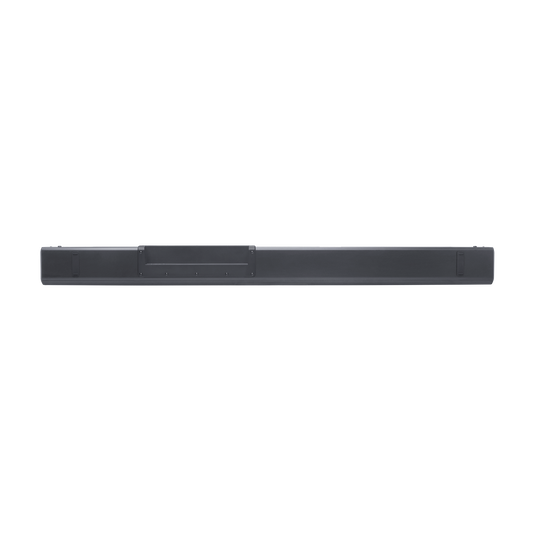 Egy sötétszürke soundbar fekete háttér előtt középen. Téglalap alakú, enyhén megemelt középső résszel.