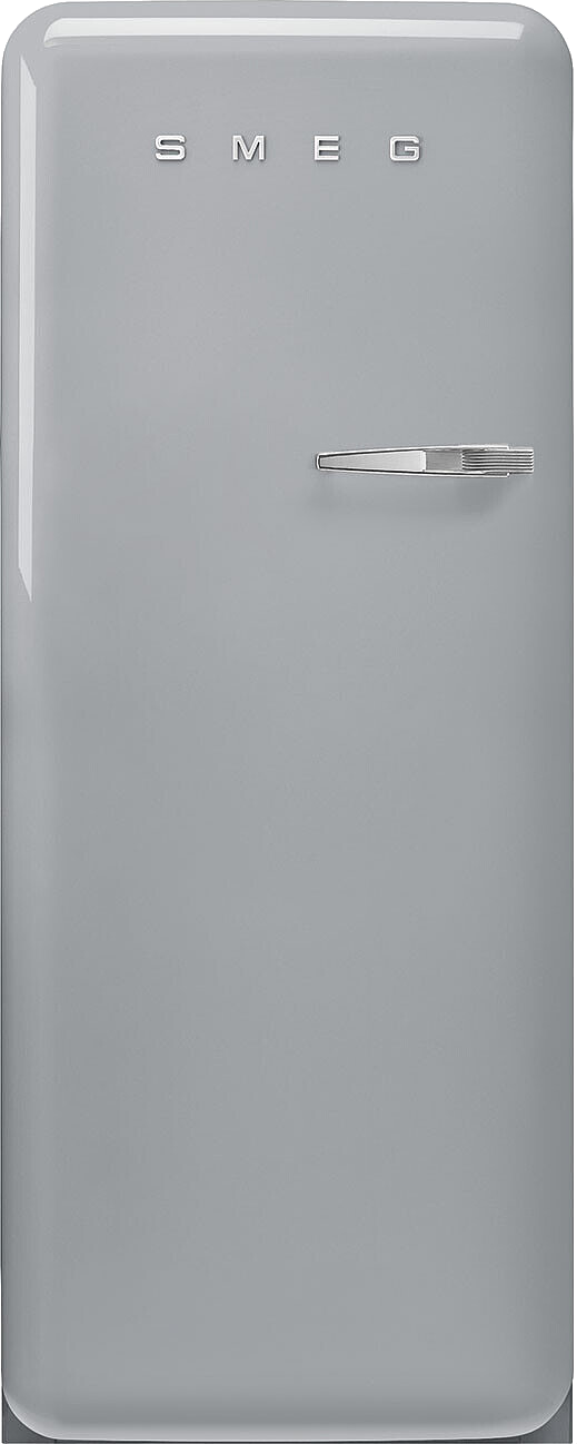 Ein hellgrauer Smeg-Kühlschrank. Der Griff ist silberfarben und der Markenname befindet sich oben in silbernen Buchstaben.