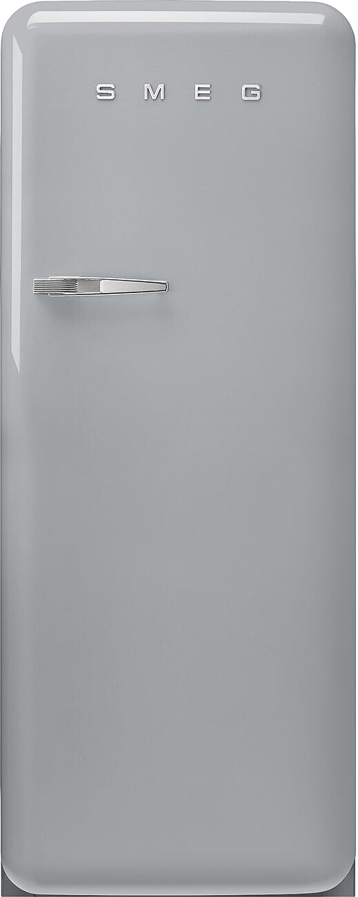 Ein hellgrauer Smeg-Kühlschrank. Er hat einen silbernen Griff und das Smeg-Logo. Die Oberfläche ist glatt und reflektierend.