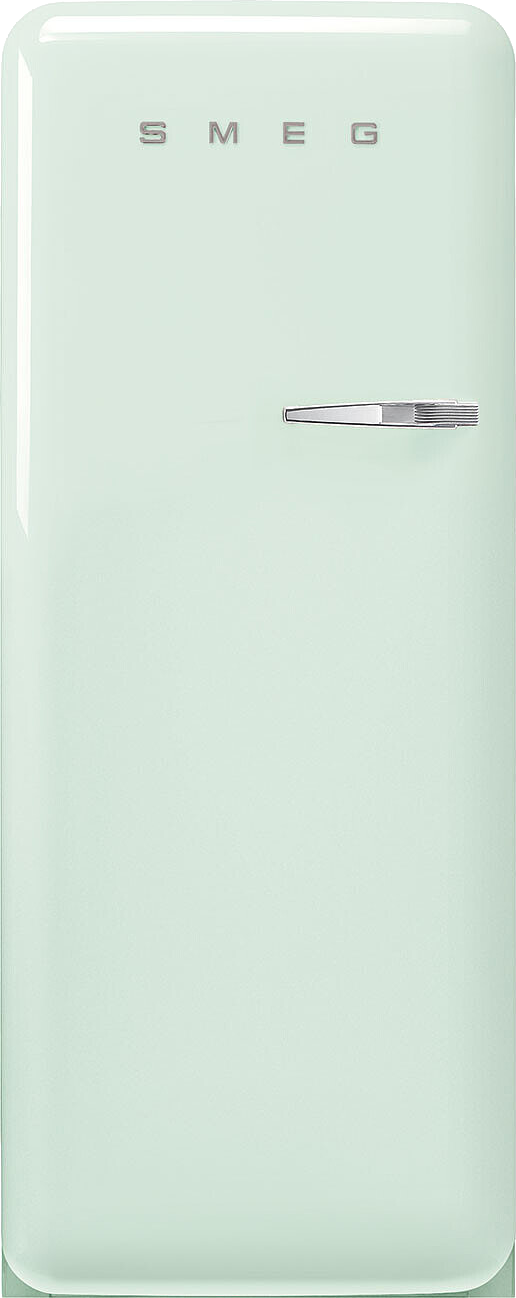 Ein mintgrüner Smeg-Kühlschrank. Der Griff ist silberfarben, und der Markenname steht oben in silbernen Buchstaben.
