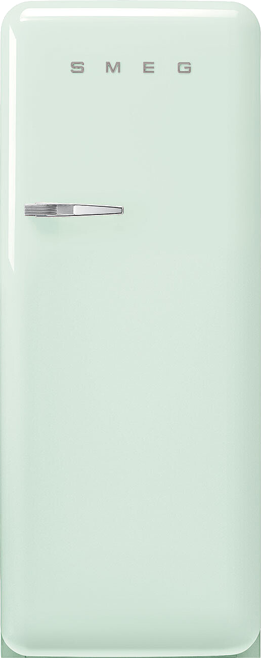 Ein mintgrüner Smeg-Kühlschrank. Er hat einen Chromgriff und das Smeg-Logo oben. Der Kühlschrank ist vertikal ausgerichtet.