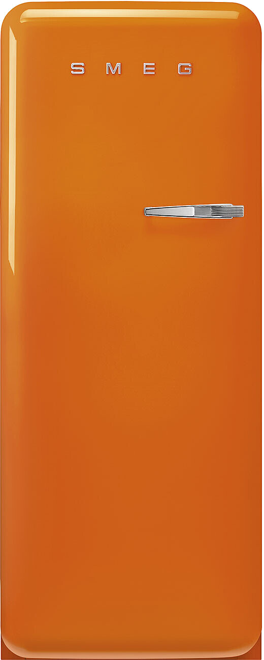 Ein orangefarbener Smeg-Kühlschrank. Der Griff ist silberfarben und der Markenname befindet sich oben. Es hat ein abgerundetes Design.