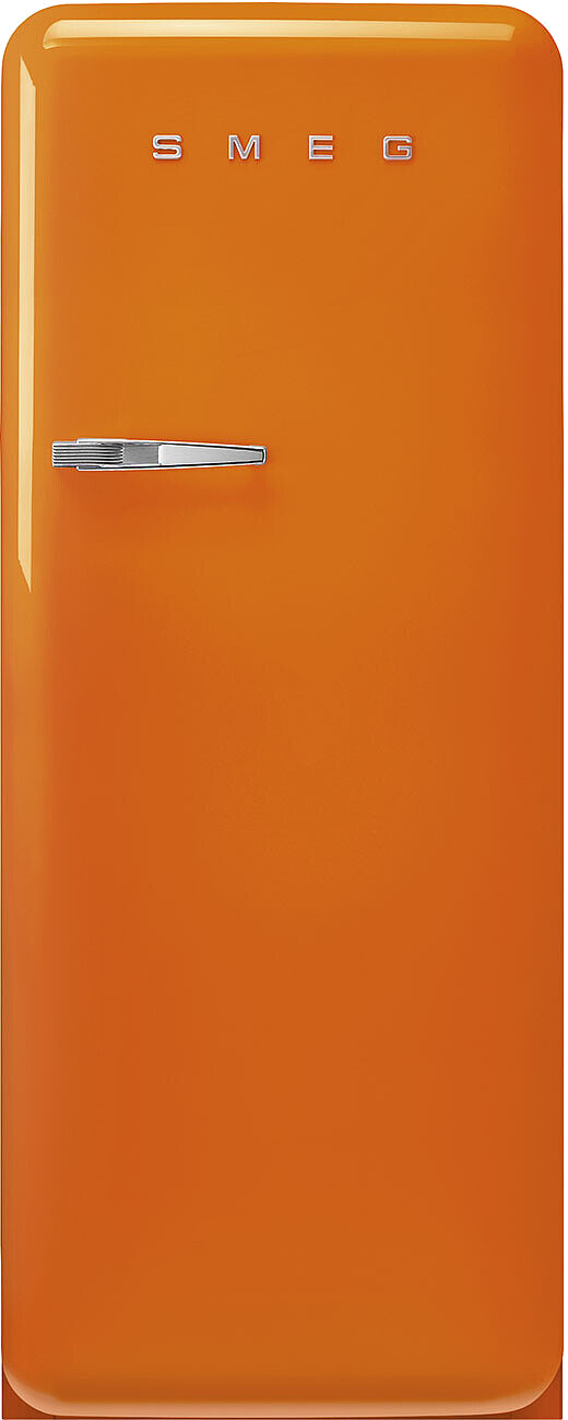 Ein orangefarbener Smeg-Kühlschrank. Er hat einen Chromgriff und das Smeg-Logo oben. Glänzendes Finish.