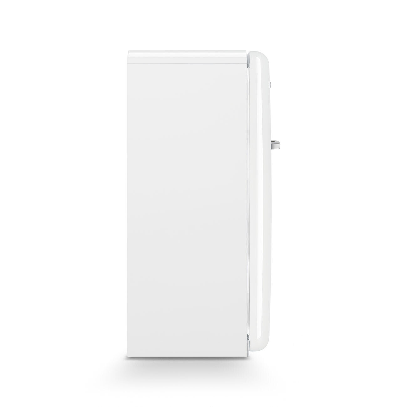 Ein weißer Kühlschrank steht auf einer weißen Oberfläche. Er hat einen gebogenen Türgriff und ein abgerundetes Türdesign. Der Hintergrund ist weiß.