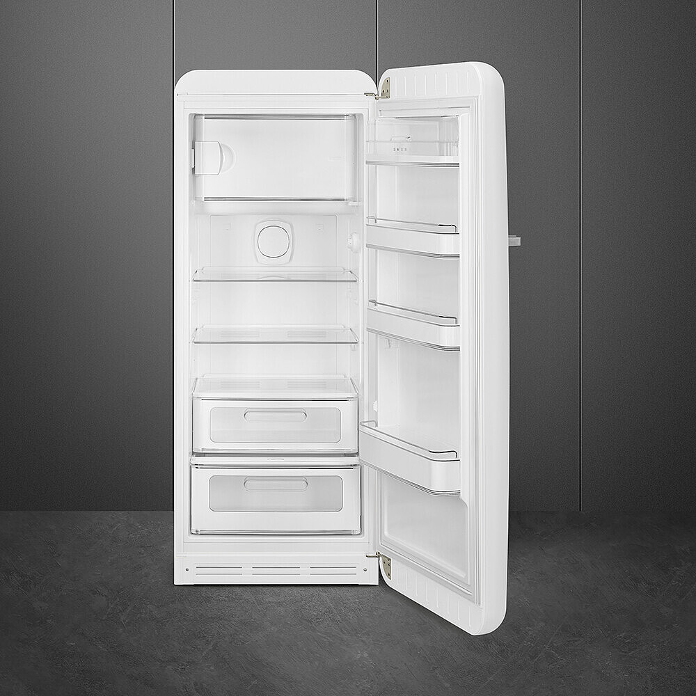 Ein weißer Kühlschrank mit offener Tür, der Regale und Schubladen zeigt. Der Hintergrund ist eine dunkelgraue Wand und Boden.