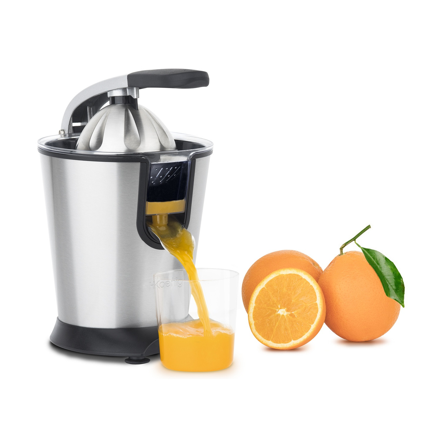Una centrifuga versa succo d'arancia in un bicchiere. Le arance sono accanto al bicchiere. La centrifuga è argentata con base nera.