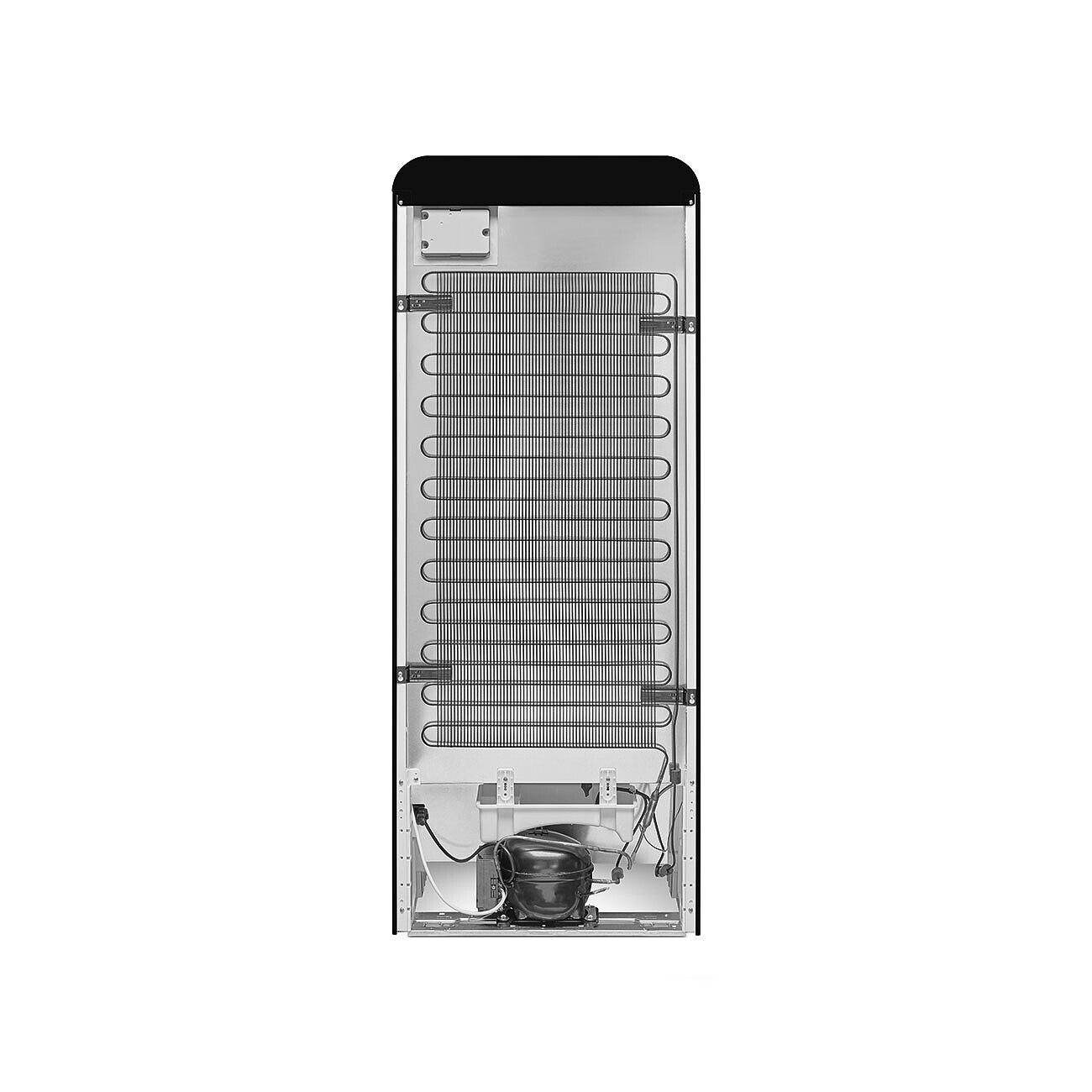 Rückseite eines Kühlschranks, zeigt Kondensatorspulen, Kompressor und verschiedene elektrische Komponenten, alles vor weißem Hintergrund.