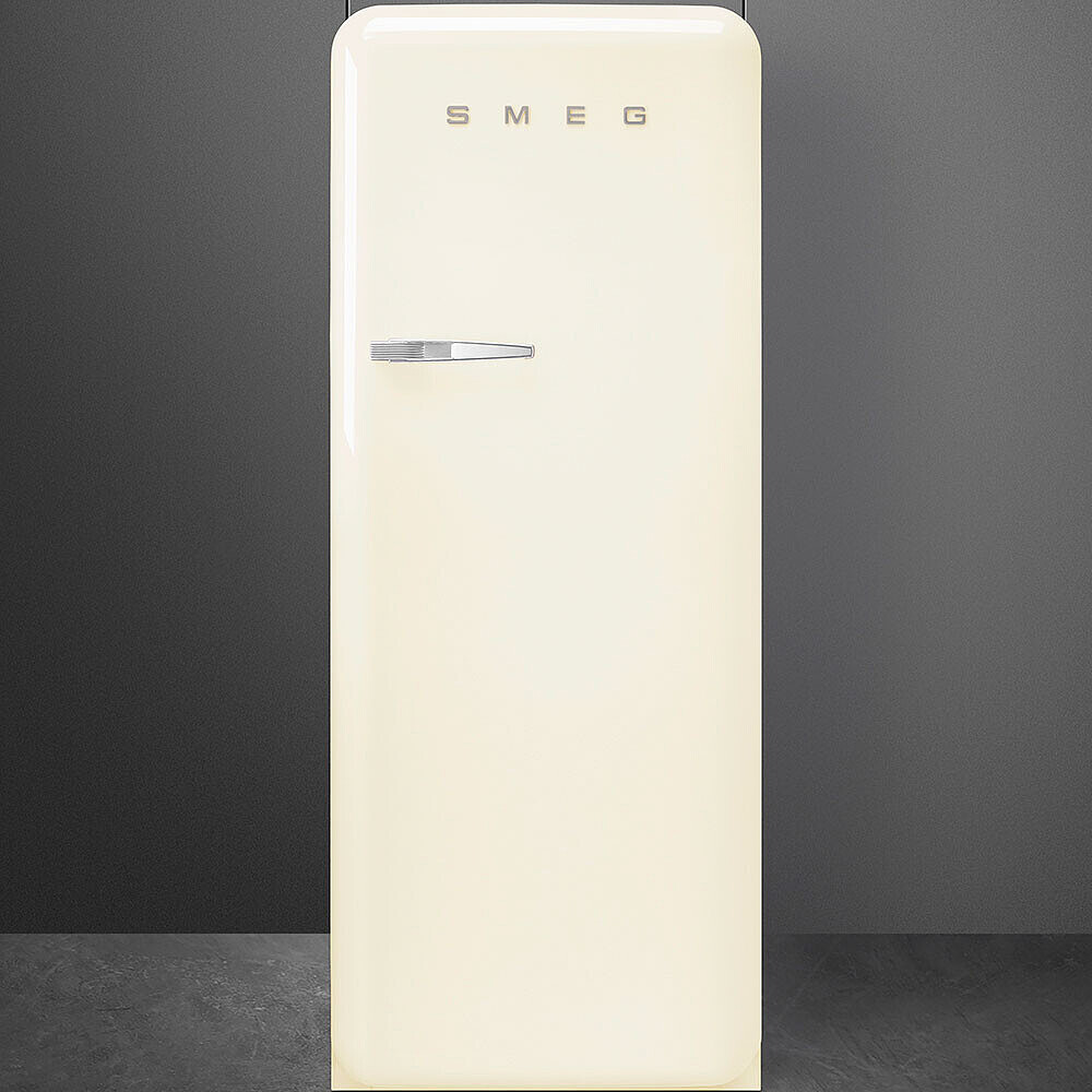 Ein cremefarbener SMEG-Kühlschrank steht vor einem dunkelgrauen Hintergrund. Er hat einen silbernen Griff und das SMEG-Logo oben.