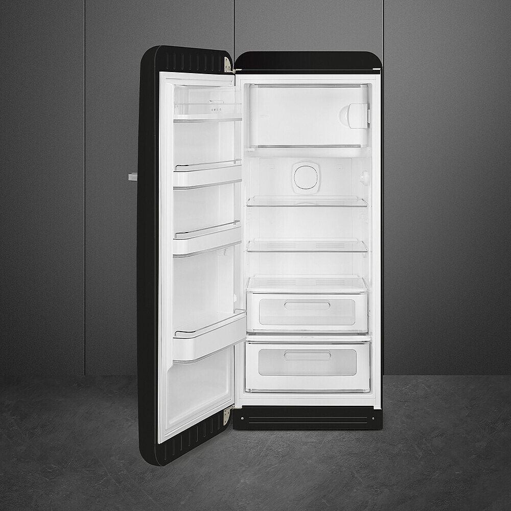Offener schwarzer Kühlschrank. Innenraum mit weißen Regalen, Schubladen und Türfächern. Grauer Hintergrund und Boden.