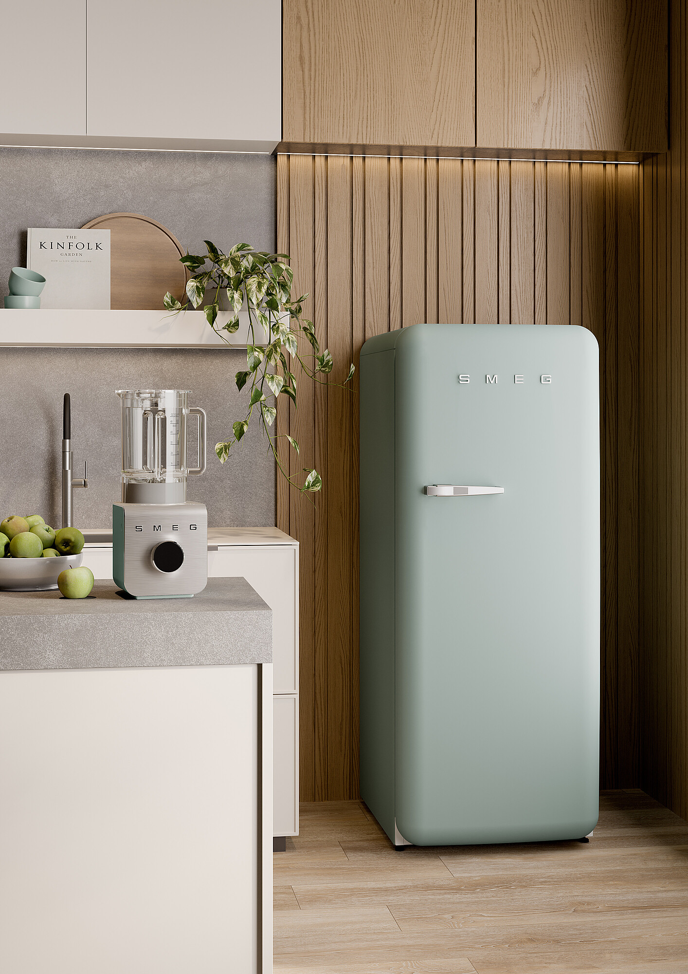 Eine Küchenszene mit einem mintgrünen SMEG-Kühlschrank. Ein Mixer, eine Obstschale und eine Pflanze stehen auf der Arbeitsplatte. Holzschränke sind im Hintergrund.