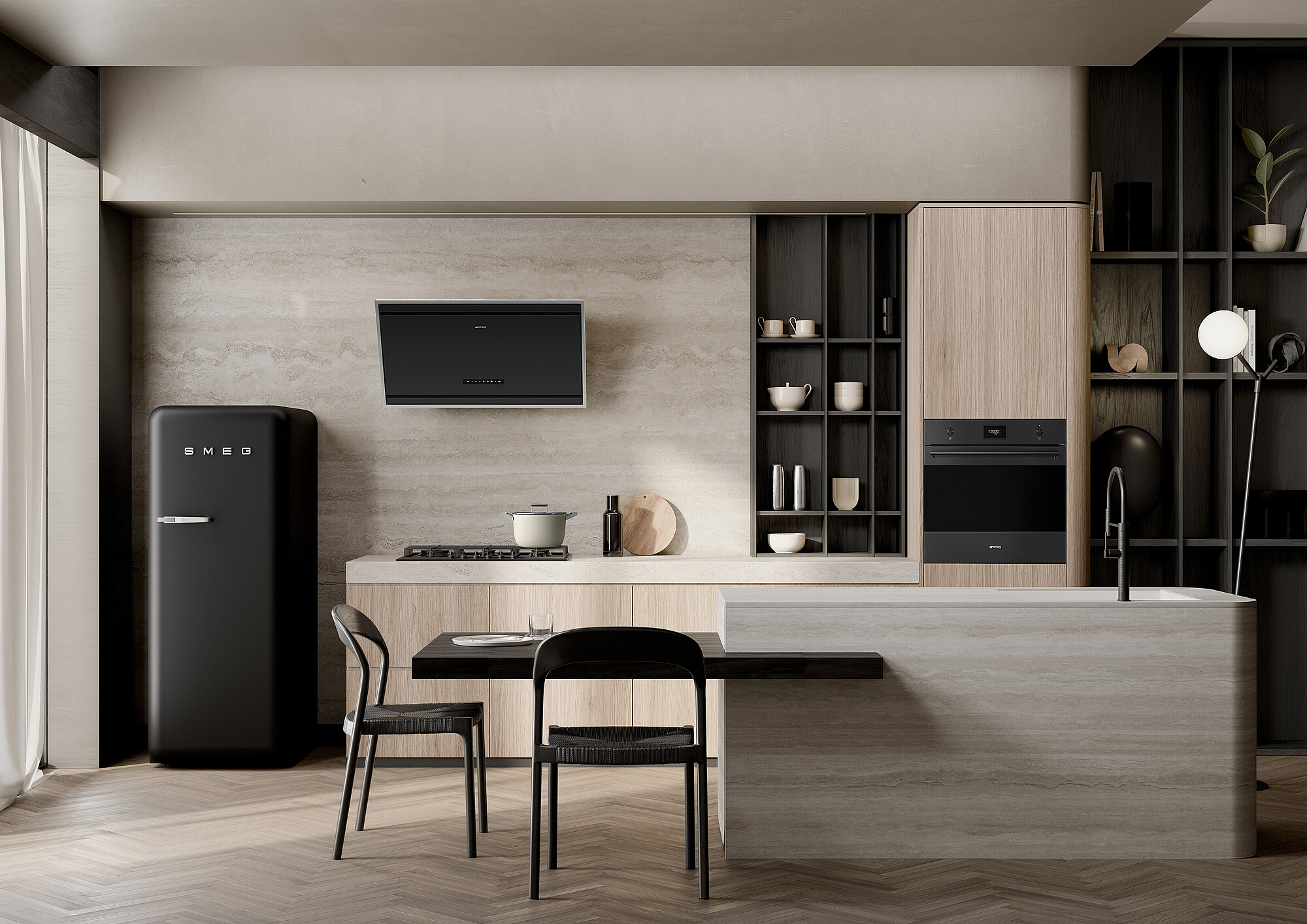 Moderne Küche mit schwarzem Kühlschrank, Backofen und Dunstabzugshaube. Holzschränke und -böden. Tisch mit Stühlen. Neutrales Farbschema.