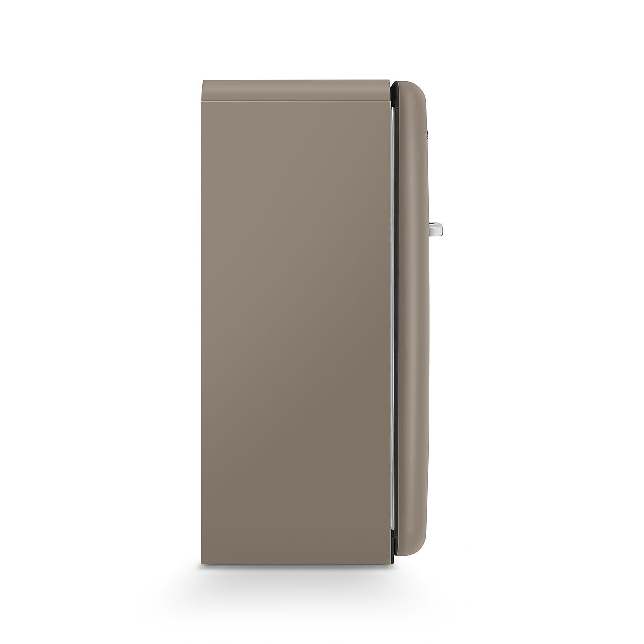 Seitenansicht eines taupefarbenen Kühlschranks vor weißem Hintergrund. Er hat ein abgerundetes Design mit silbernem Griff.