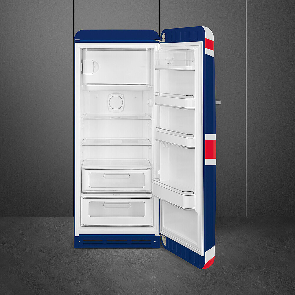 Offener blauer Kühlschrank mit weißem Innenraum. Tür hat rot-weiße Streifen. Grauer Hintergrund. Regale und Schubladen sind sichtbar.