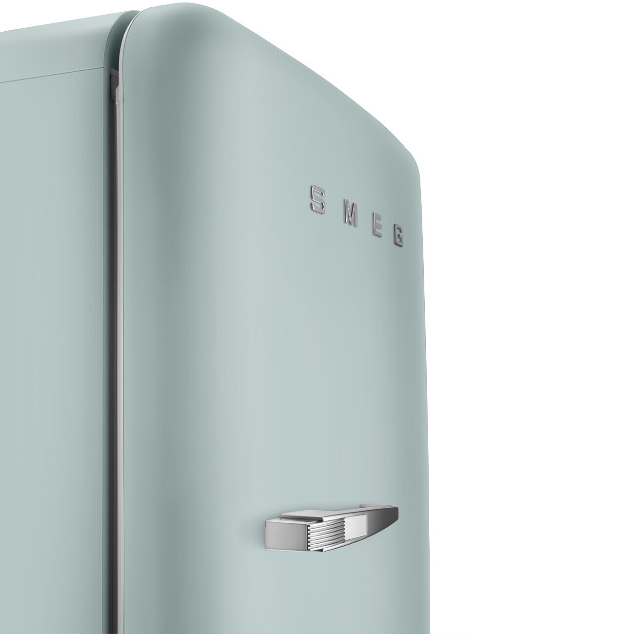 Nahaufnahme eines mintgrünen SMEG-Kühlschranks. Er hat einen Chromgriff und das SMEG-Logo. Der Hintergrund ist weiß.