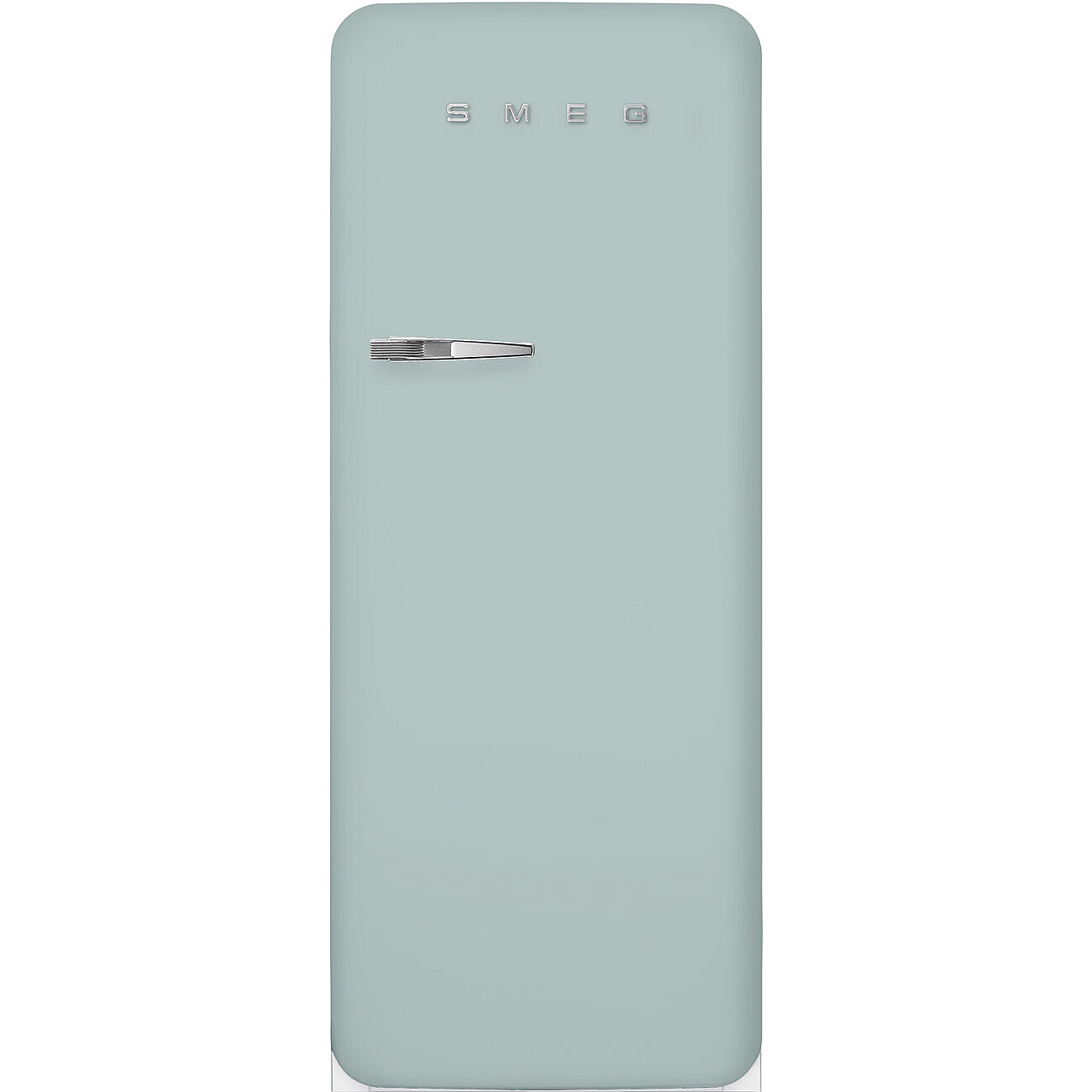Ein hellblauer Smeg-Kühlschrank. Er hat einen Griff und das Smeg-Logo oben. Der Hintergrund ist weiß.