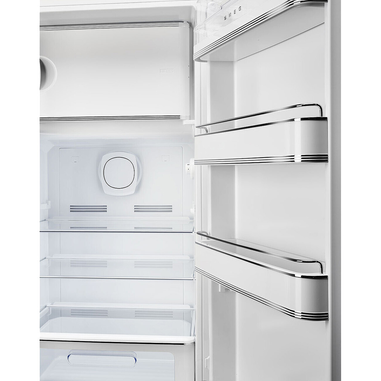 Offener weißer SMEG-Kühlschrank mit Regalen und Türfächern. Innenansicht mit Fächern, rundem Lüfter und SMEG-Logo.