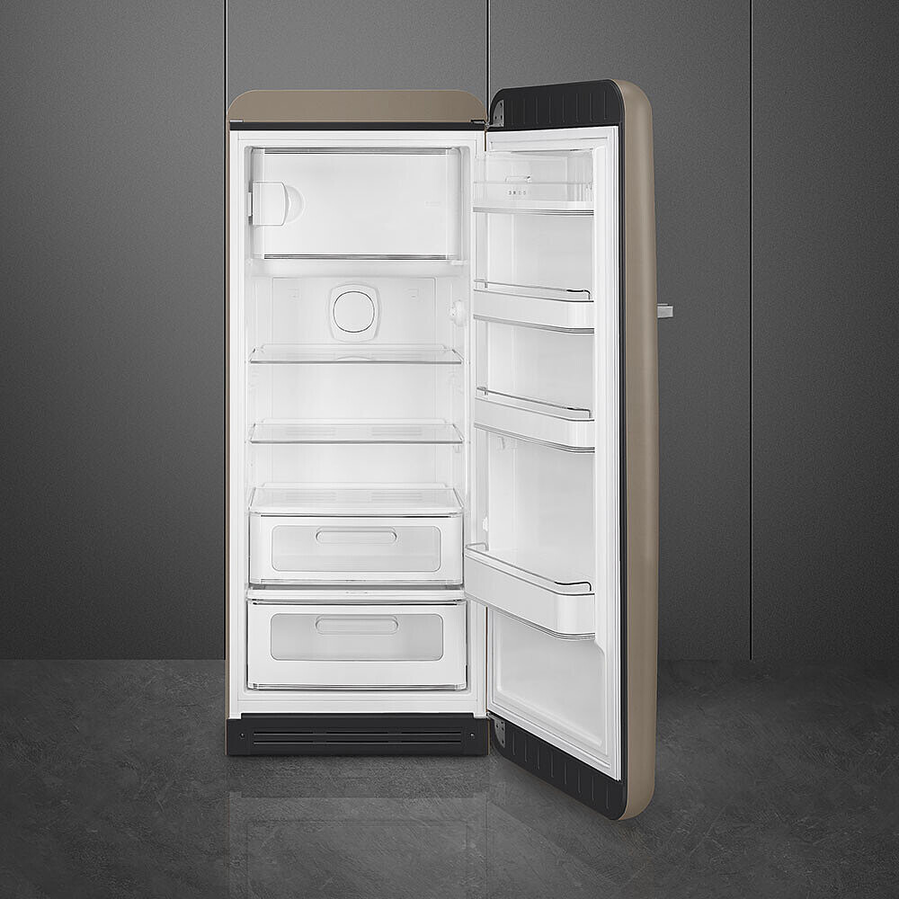 Offener beiger Kühlschrank. Innenraum zeigt Regale, Schubladen. Schwarze Basis und Oberseite mit weißem Innenraum. Grauer Hintergrund.