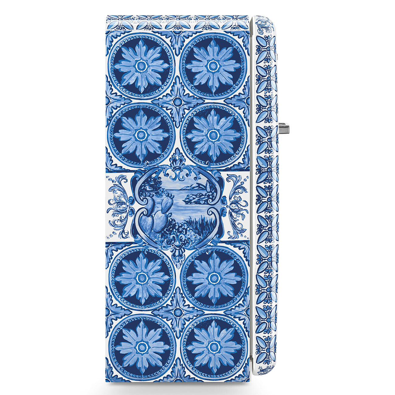 Ein Kühlschrank mit blau-weißem Kachelmuster. Das Design umfasst Blumenmuster und eine szenische Illustration.