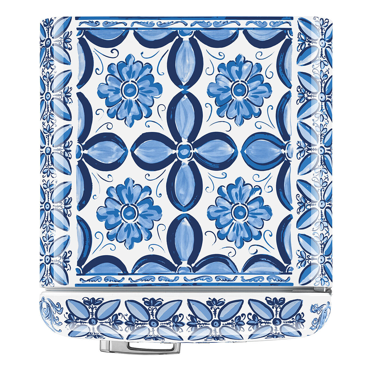 Ein Kühlschrank mit weißem und blauem Blumendesign. Er hat ein detailliertes Muster aus Blumen und Blättern.