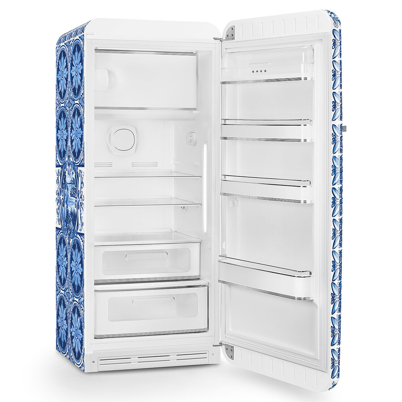 Offener weißer Kühlschrank mit blauem Blumenmuster an der Seite. Innere Regale sind leer. Die Tür ist geöffnet.
