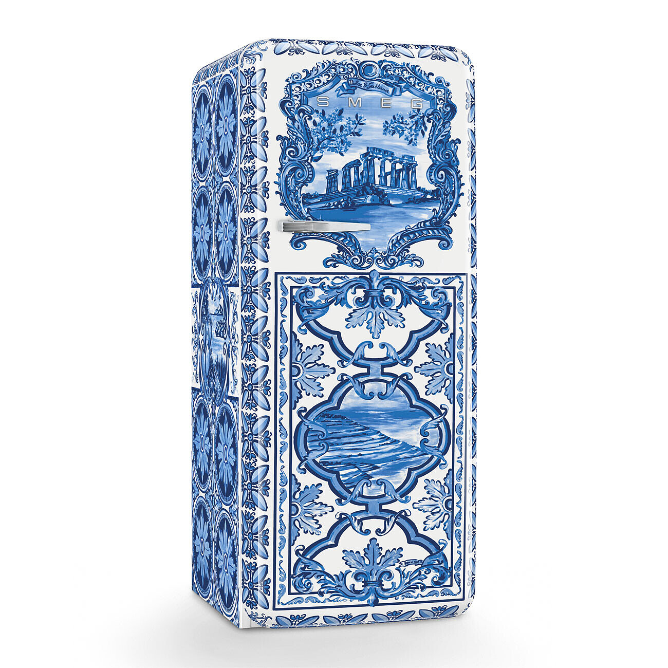 Ein weißer Smeg-Kühlschrank mit blauen Blumen- und Landschaftsmustern. Das Design umfasst Bilder klassischer Architektur und Landschaften.