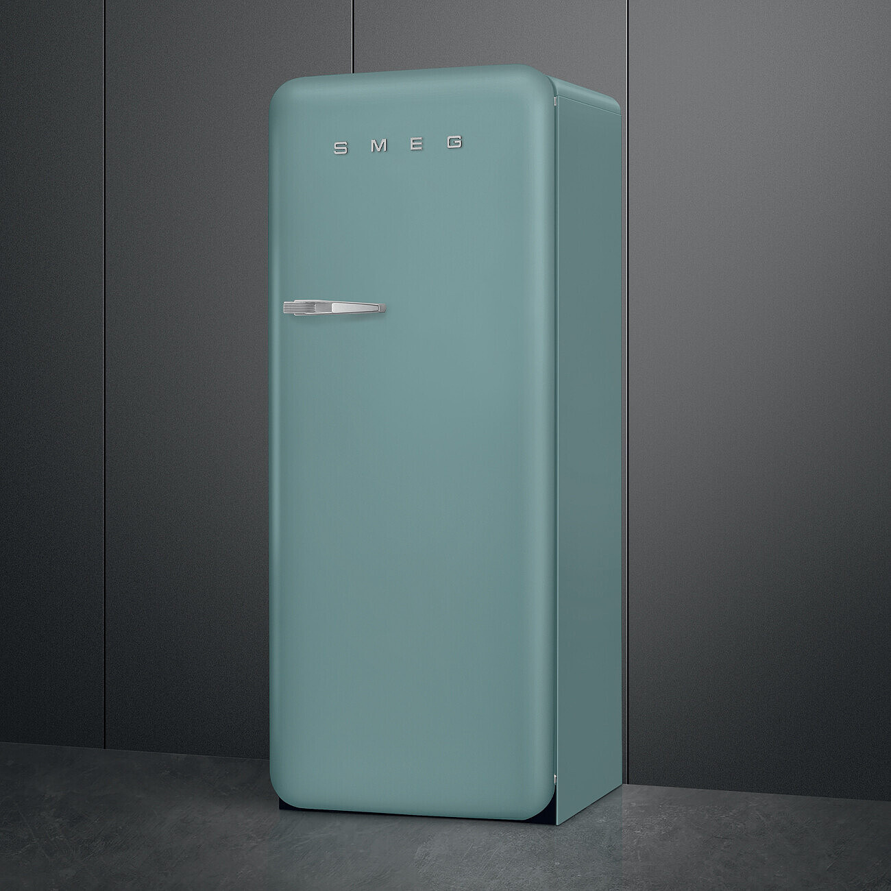 Ein türkisfarbener SMEG-Kühlschrank steht vor einem dunkelgrauen Hintergrund. Der Kühlschrank hat einen silbernen Griff und den Markennamen oben.