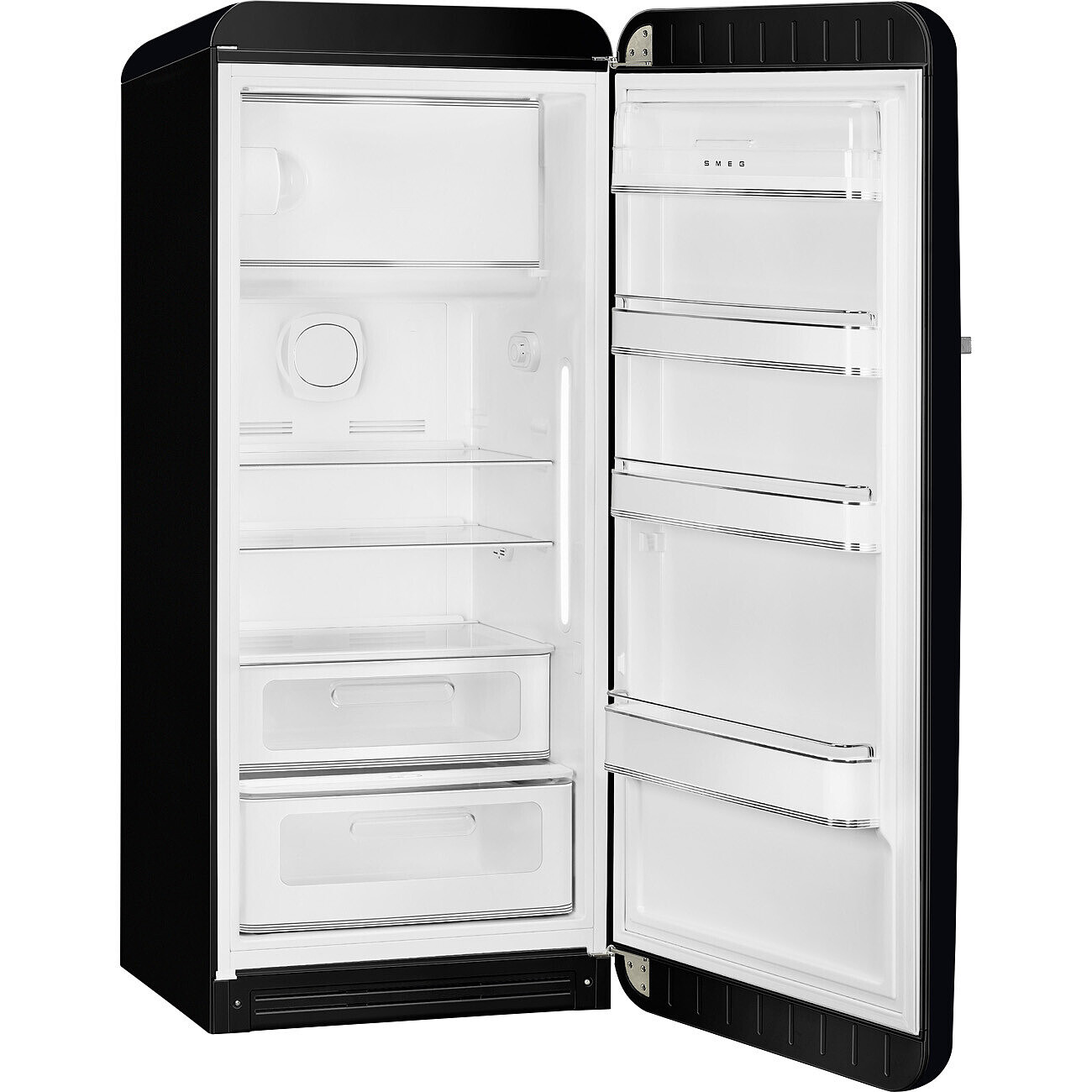 Schwarzer Kühlschrank mit offener Tür. Innenraum weiß mit Regalen und Schubladen. Die Marke SMEG ist sichtbar.
