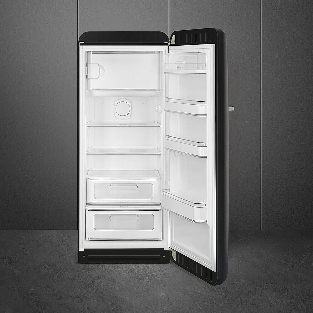 Offener schwarzer Kühlschrank. Im Inneren befinden sich Regale, Schubladen und ein Licht. Die Tür ist rechts. Der Hintergrund ist grau.