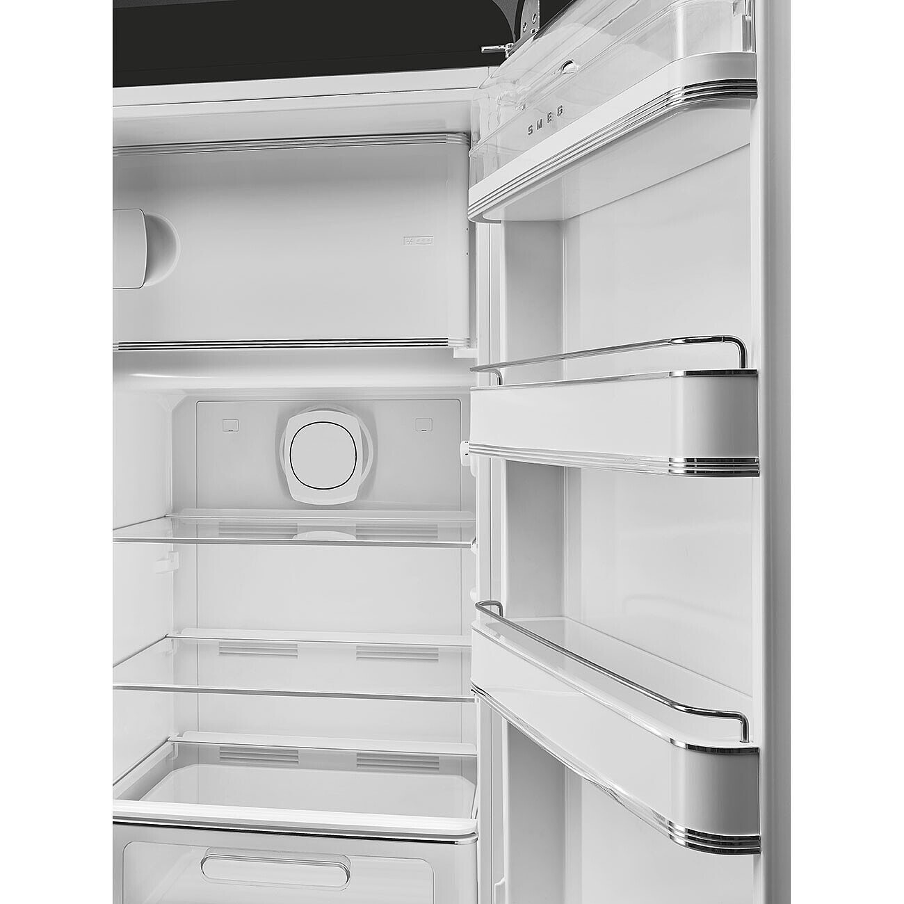 Offener weißer SMEG-Kühlschrank. Innenansicht mit Regalen, Schubladen und Türfächern. Chromakzente. Leer und sauber.