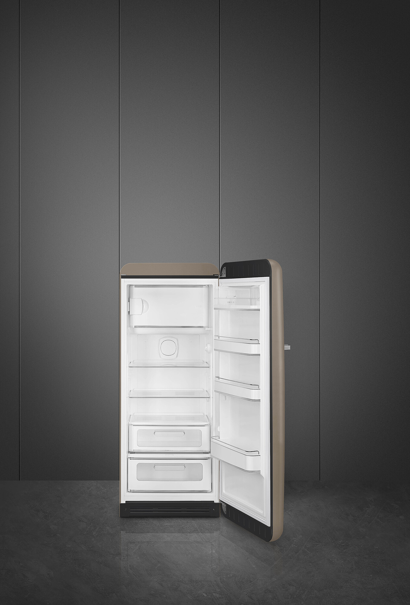 Ein offener, beigefarbener Retro-Kühlschrank vor einer grauen Wand. Das Innere des Kühlschranks ist weiß und leer. Der Boden ist dunkelgrau.