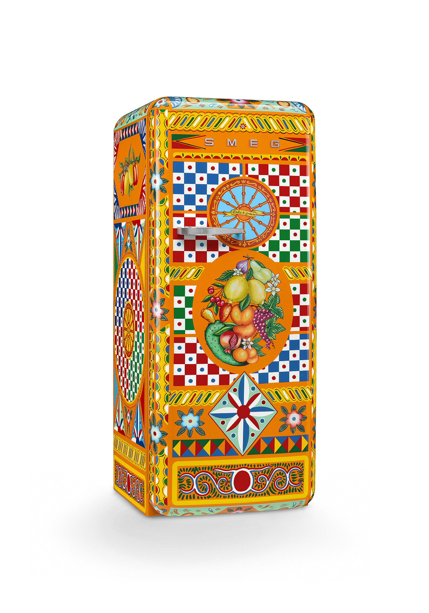Ein bunter Kühlschrank mit sizilianischen Kunstwerken, Früchten, Mustern und dem SMEG-Logo.