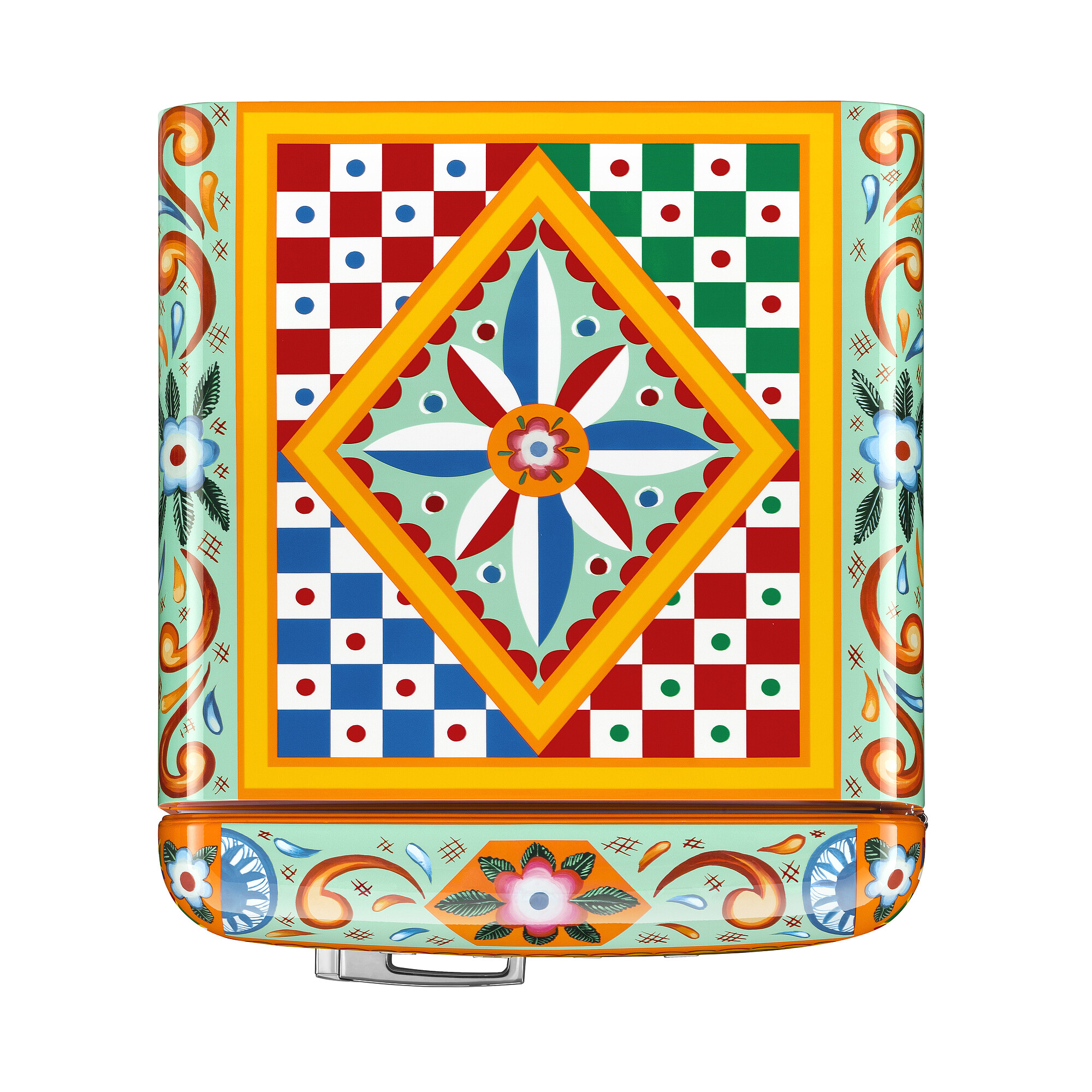 Ein farbenfroher Kühlschrank mit floralen und geometrischen Mustern in Rot, Blau, Grün und Gelb auf weißem Hintergrund.